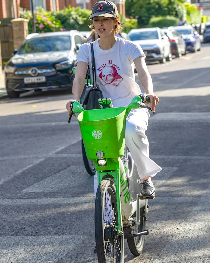 Rien de tel qu'une touche de vert pour booster un total look blanc !