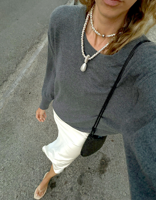 Plus le haut est simple, plus le collier peut se permettre d'être ultra chic !