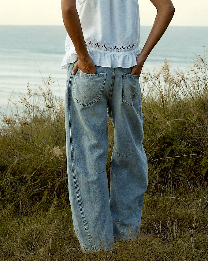 Jean large + top romantique = le bon mix