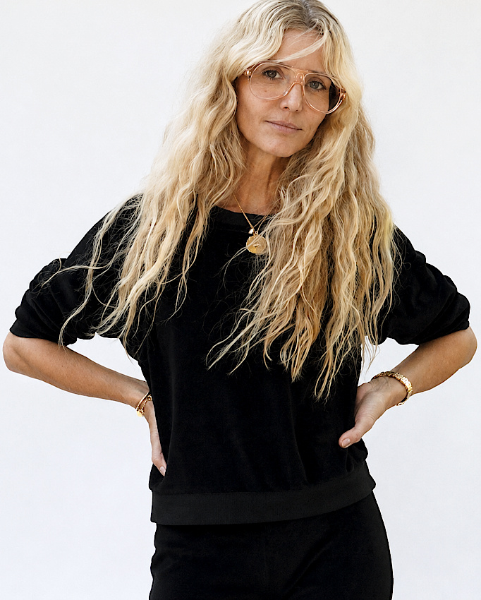 Mêlant longs cheveux ondulés, sweat et lunettes aviateur, ce look a tout bon !