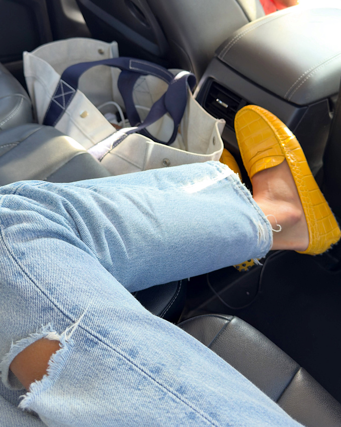 Jean bleu délavé + mocassins jaunes = le bon mix