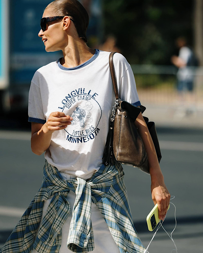 Chemise à carreaux + tee-shirt vintage = le bon mix