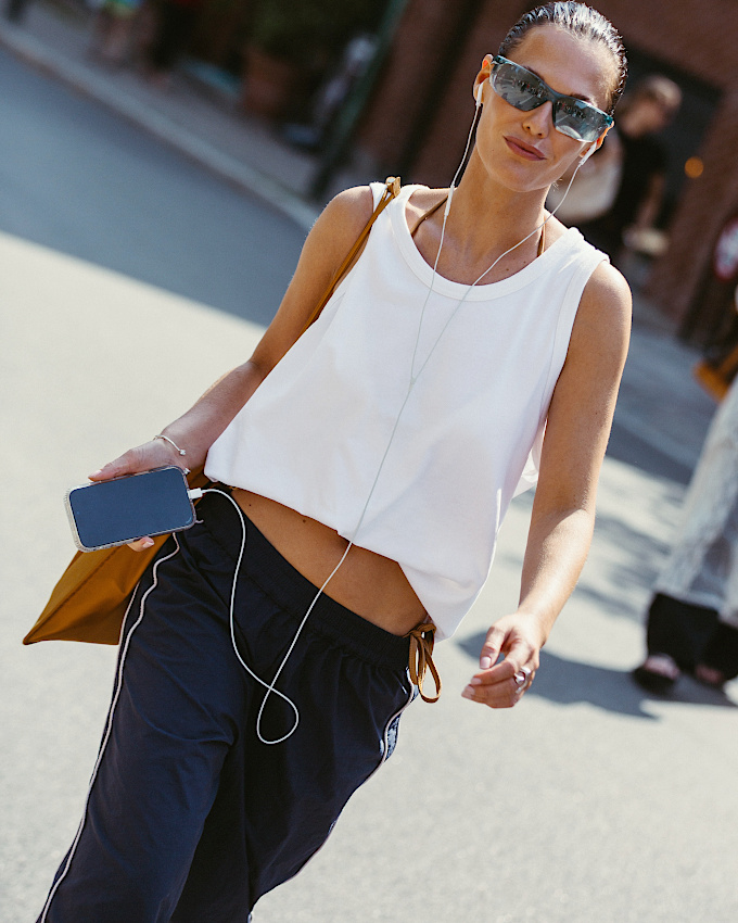 Oui aux looks sportswear acérés et minimalistes !