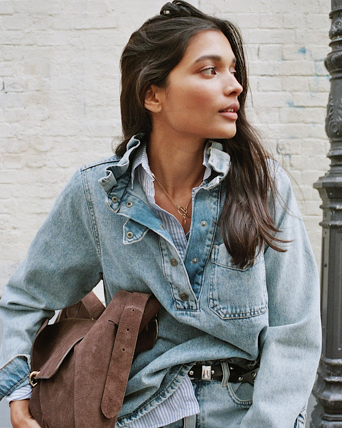 Toujours penser à glisser une chemise rayée sous ses vareuses en jean !