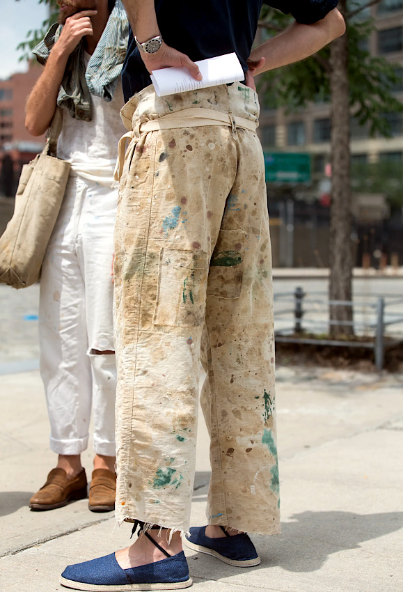 Le pantalon en toile : une palette de peinture comme une autre ?