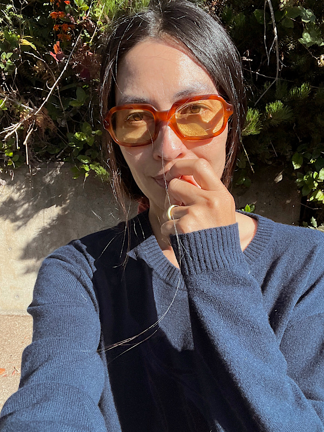 Pull bleu marine + lunettes de caractère = le bon mix