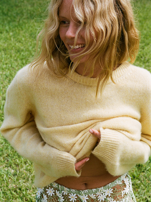 Pull douillet + jupe en dentelle = le bon mix