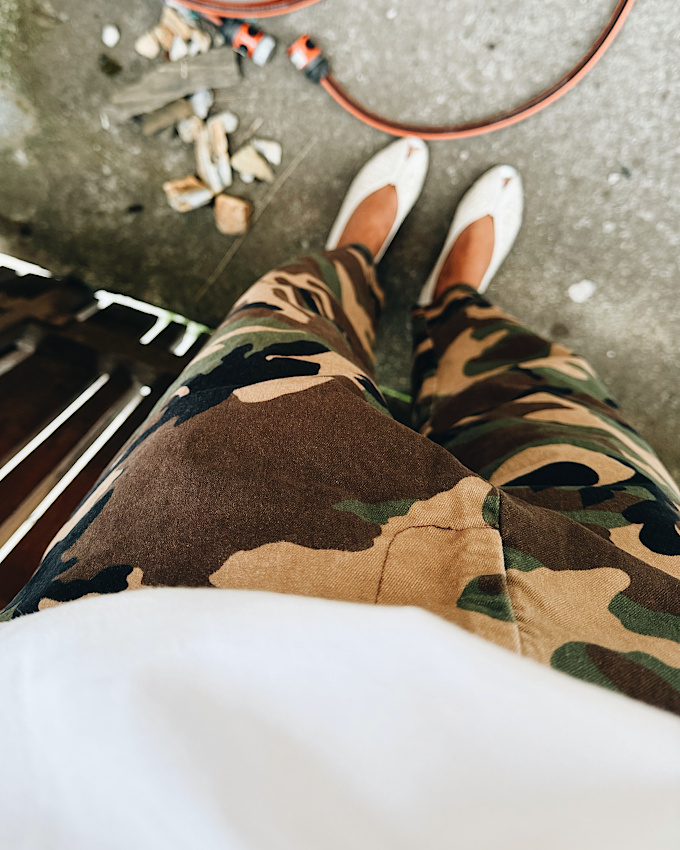 Pantalon camouflage + ballerines open toes = le bon mix