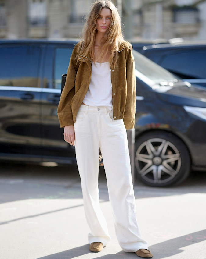 Ne jamais hésiter à réchauffer un total look blanc au sein d'une veste souple en daim !