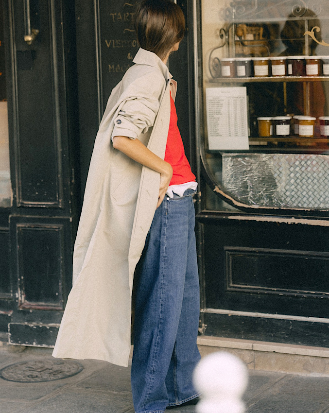 Trench + jean large + top rouge = le bon mix