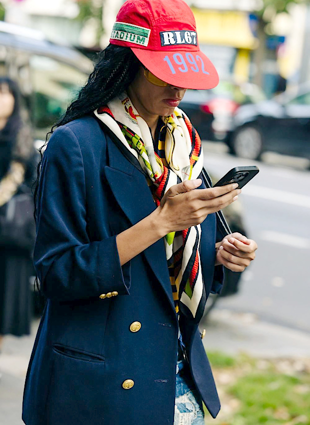 Blazer + foulard + casquette = le bon mix