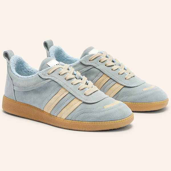 Baskets rétro bleu clair et beige à semelle gomme