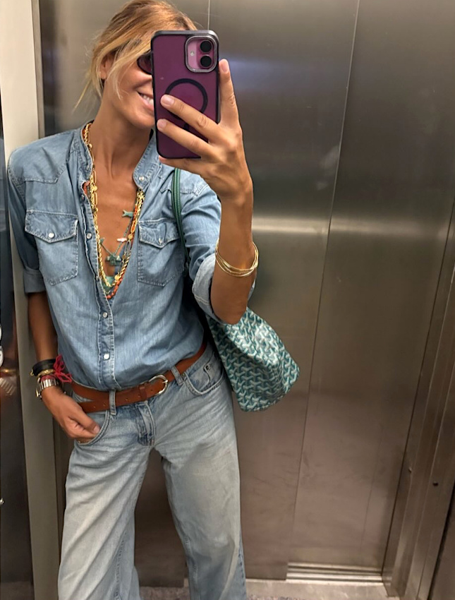 Oui au total look jean égayé de quelques colliers colorés !
