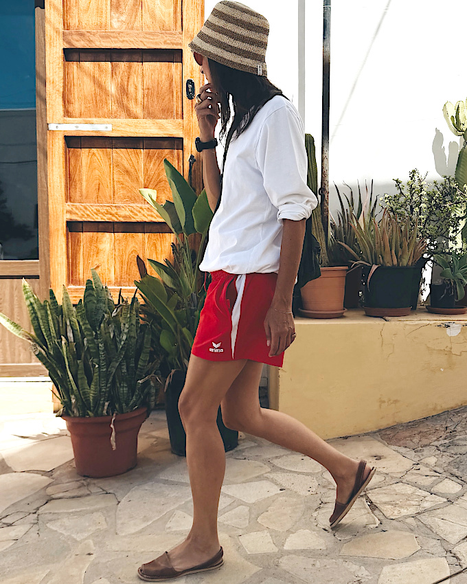 Wanted : un short de sport rouge à porter en ville  !