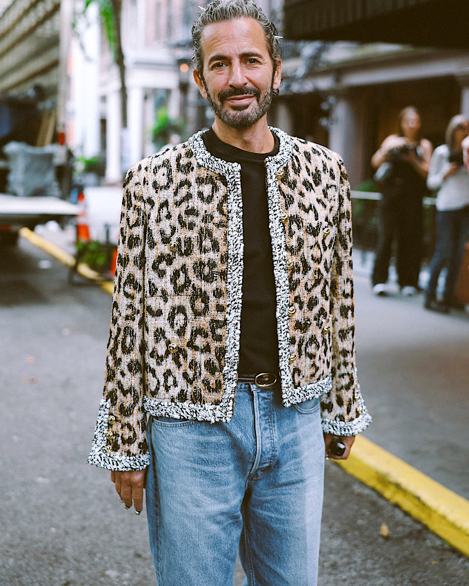 Jean clair + veste courte léopard = le bon mix
