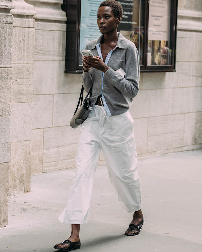 Oui au pantalon de toile un brin sportswear à porter en ville !