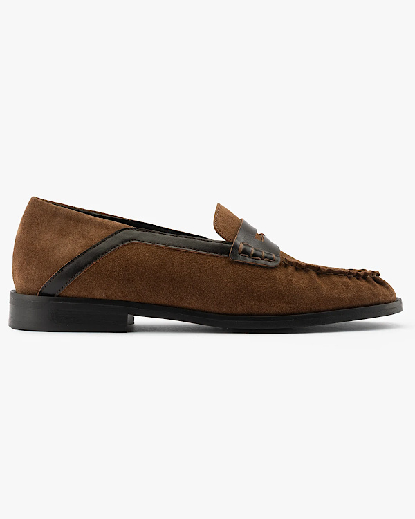 Mocassin marron en daim avec empiècements en cuir noir