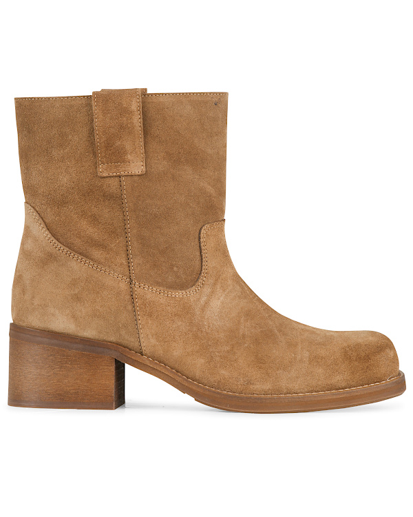 Bottine en daim camel à talon carré