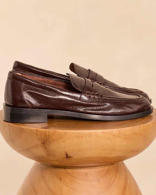 Paire de mocassins en cuir marron foncé