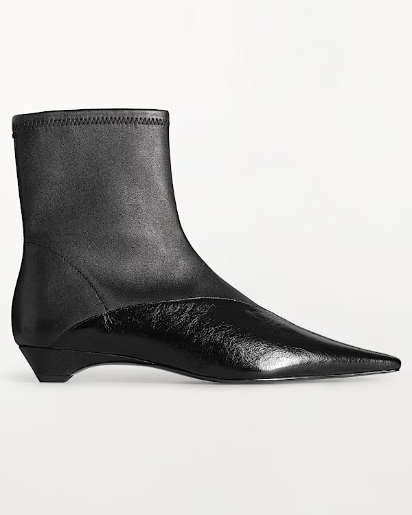 Bottine noire à petit talon et bout pointu