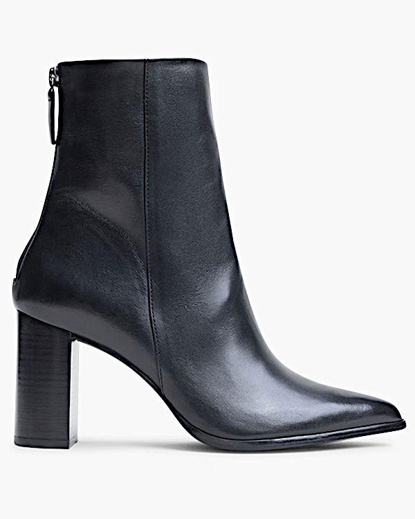 Bottine noire en cuir à talon haut et bout carré