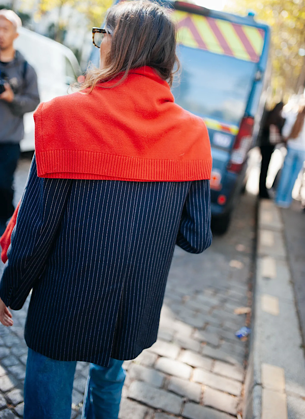 Rouge orangé + bleu rayé = le bon mix