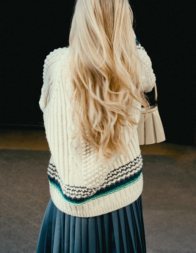 Gros pull + jupe plissée = le bon mix