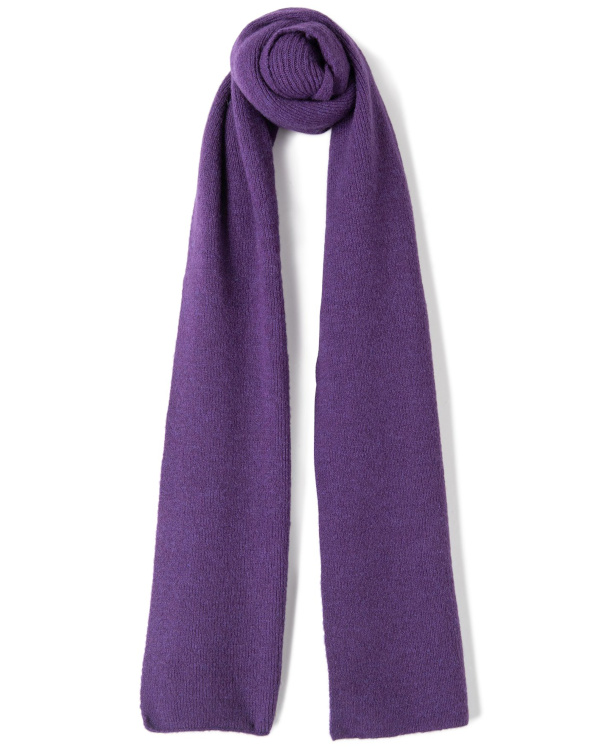 Écharpe longue en maille violette, enroulée sur elle-même avec les extrémités pendantes