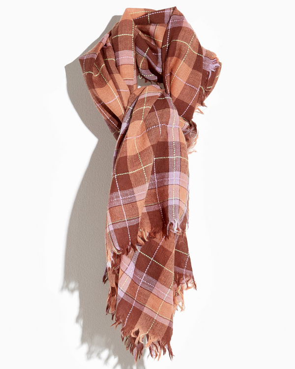 Écharpe à carreaux marron, orange et mauve, avec des franges aux extrémités