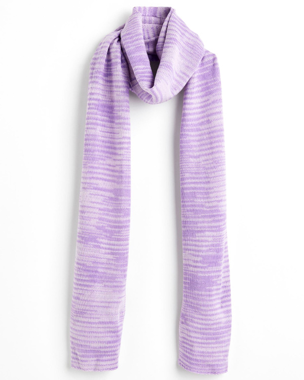 Longue écharpe en maille lilas et blanche à fines rayures horizontales