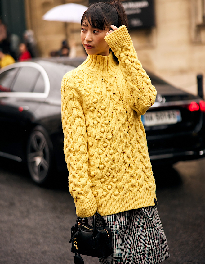Maille jaune torsadée + carreaux prince de Galles gris = le bon mix