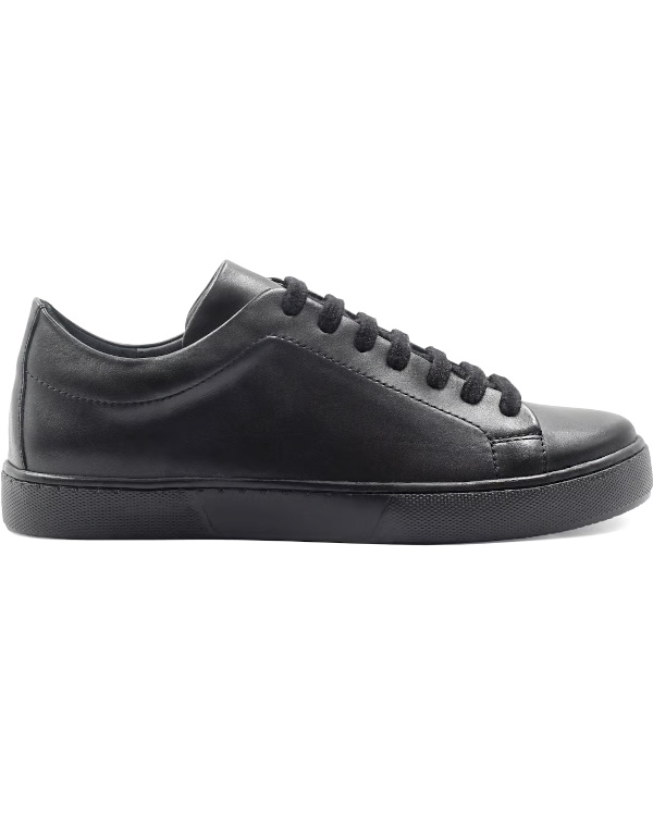 Sneaker basse noire en cuir lisse avec lacets et semelle assortis