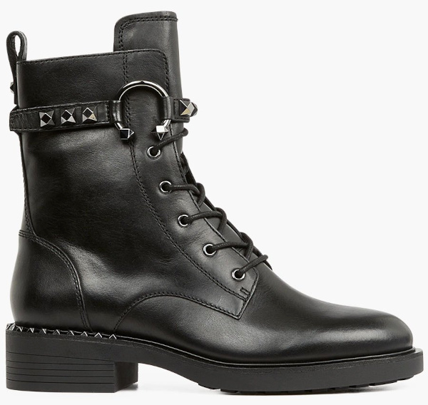 Bottine motarde noire en cuir à lacets, bride cloutée et semelle épaisse