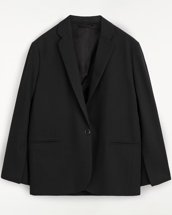 Blazer noir à coupe droite, revers crantés, bouton unique et poches passepoilées