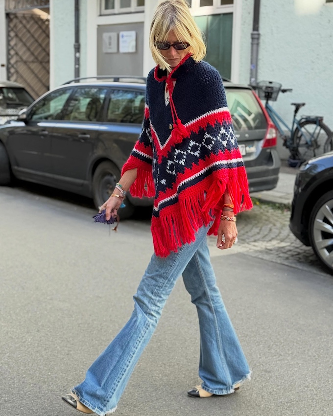Poncho graphique + carré blond = le bon mix
