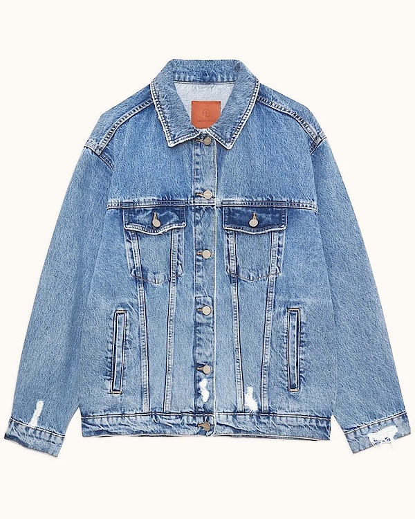Veste en jean bleu clair délavé à coupe ample, poches poitrine et détails usés