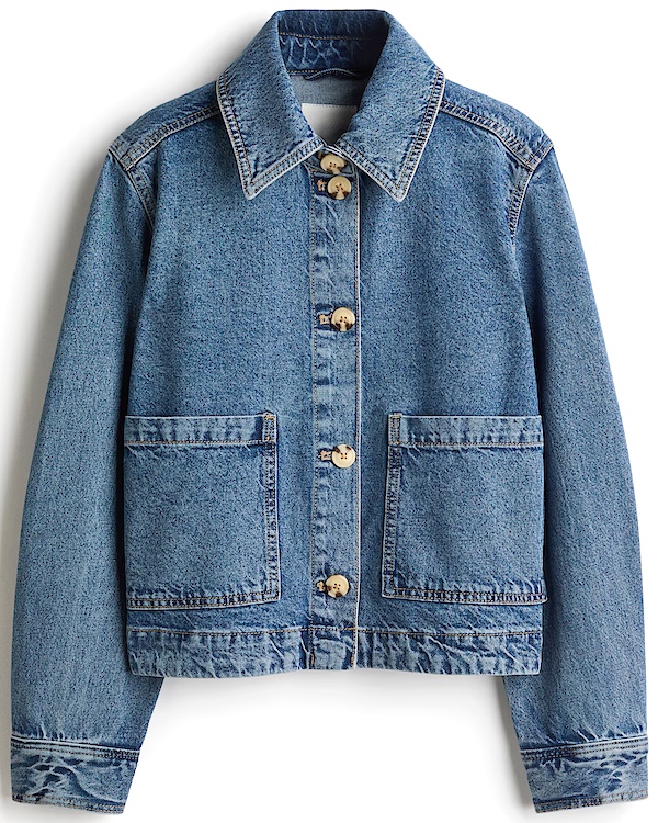 Veste en jean bleu délavé à coupe courte, grandes poches plaquées et boutons beiges