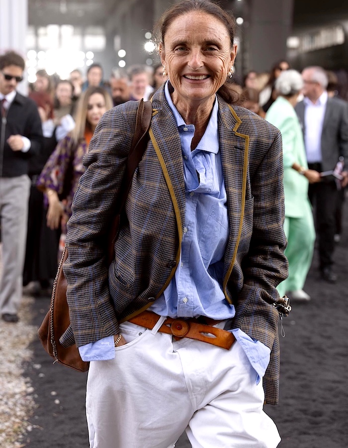 Looks après 60 ans : jean et blazer, superpositions et accessoires de caractère