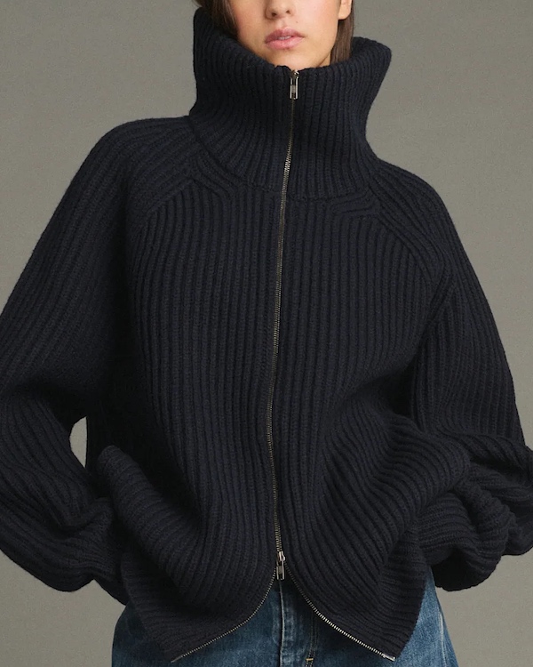 Gilet bleu marine oversize en grosse maille côtelée, à col montant zippé, porté avec un jean