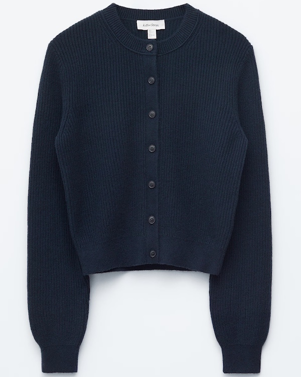 Gilet court bleu marine en maille texturée, à col rond, boutons assortis et manches longues légèrement bouffantes